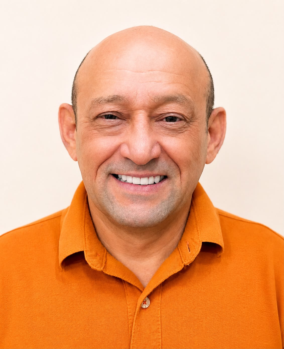 Paciente sorrindo após tratamento com implantes