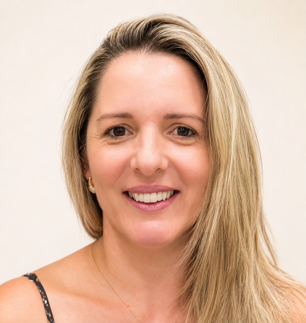 Paciente sorrindo após tratamento odontológico