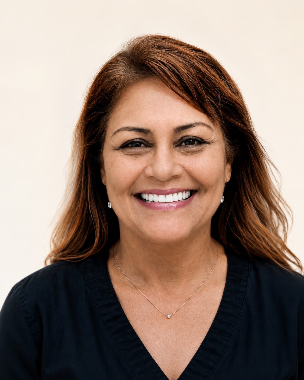 Paciente mulher sorrindo após tratamento odontológico