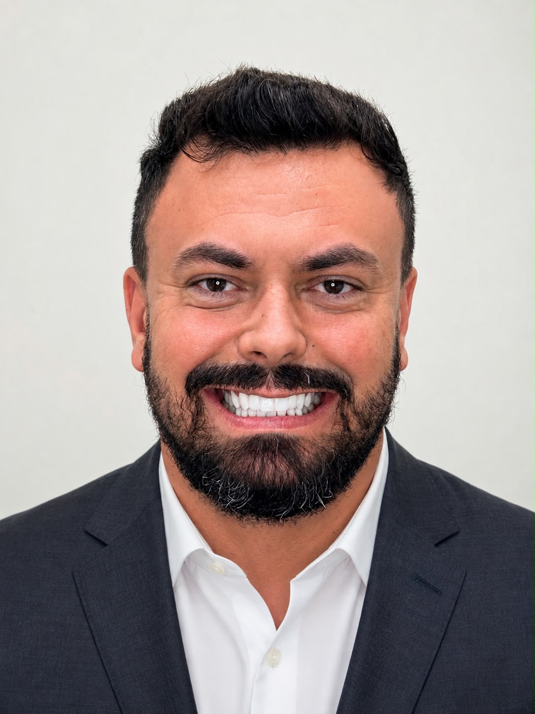 Paciente homem sorrindo após reabilitação oral