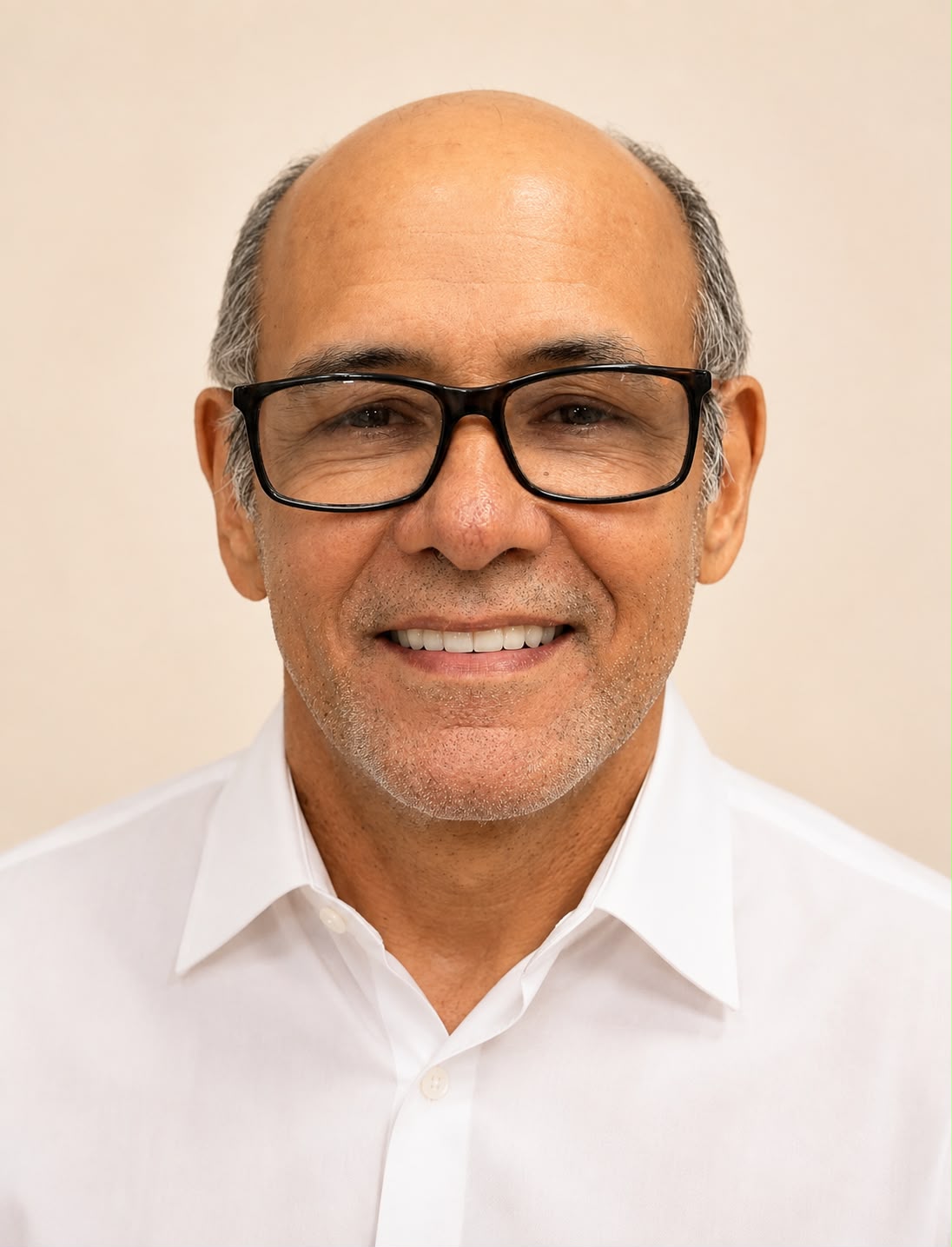 Paciente homem sorrindo após tratamento dos dentes